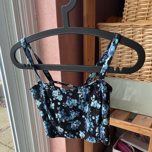 ⚡️2/$20 GARAGE floral crop tank top - Picture 2 of 5